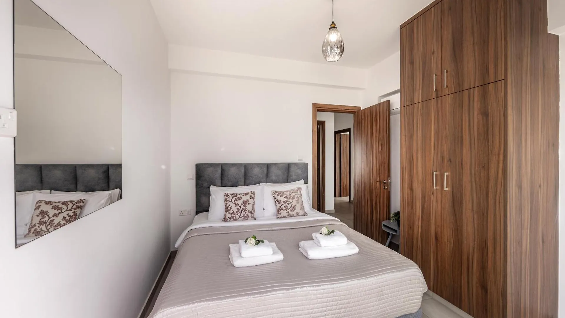 פרוטאראס Fig Tree Bay Residences 4